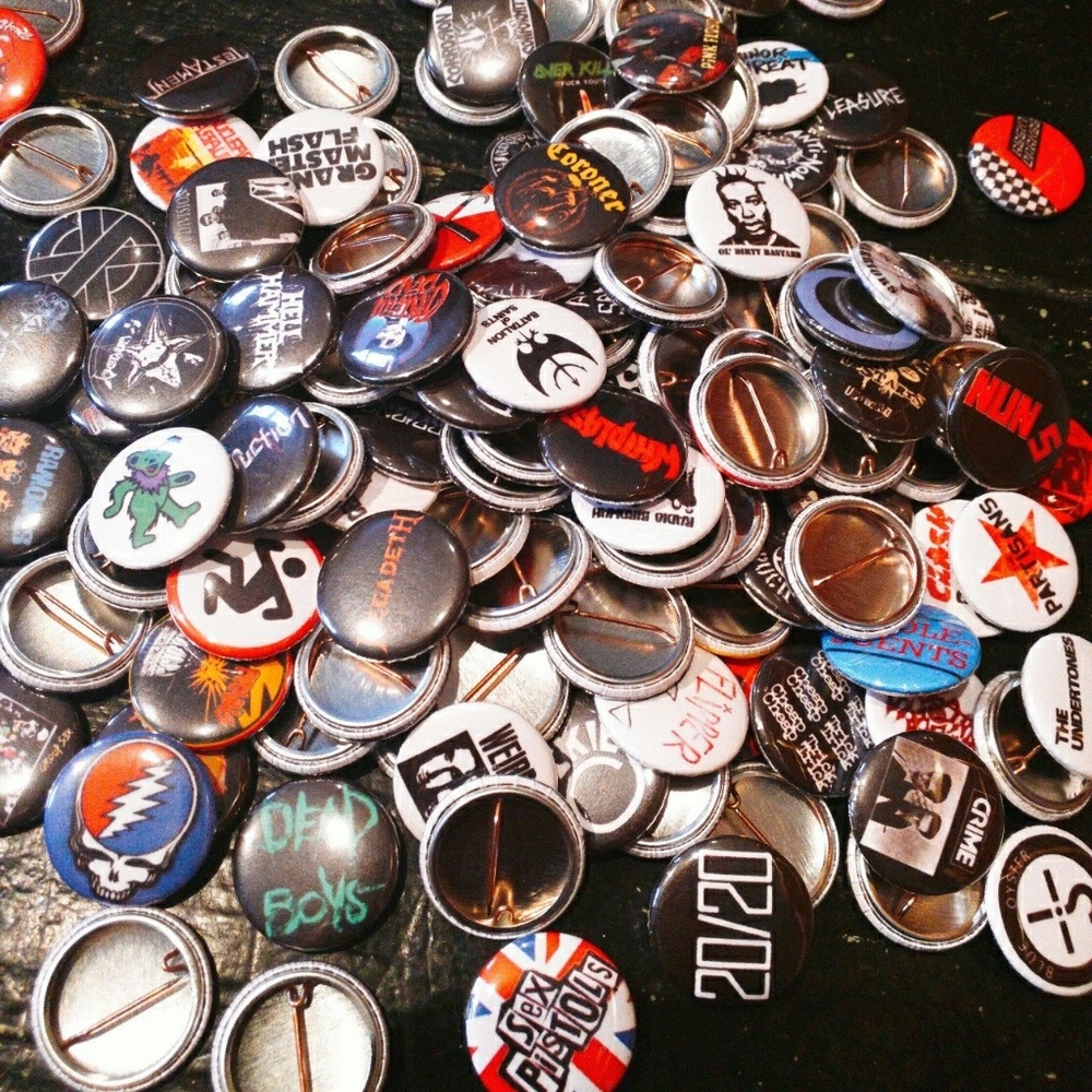 Mystery box of 100 1 inch size buttons pins!